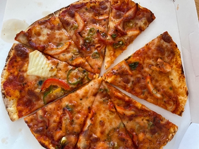 バターチキンピザ バジリコ