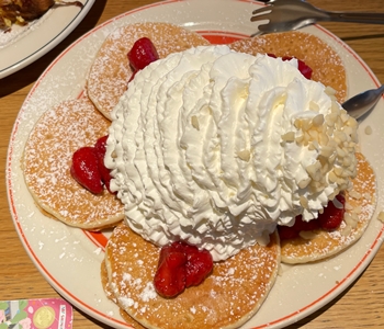 ストロベリー、ホイップクリームとマカダミアナッツ EGGS 'N THINGS